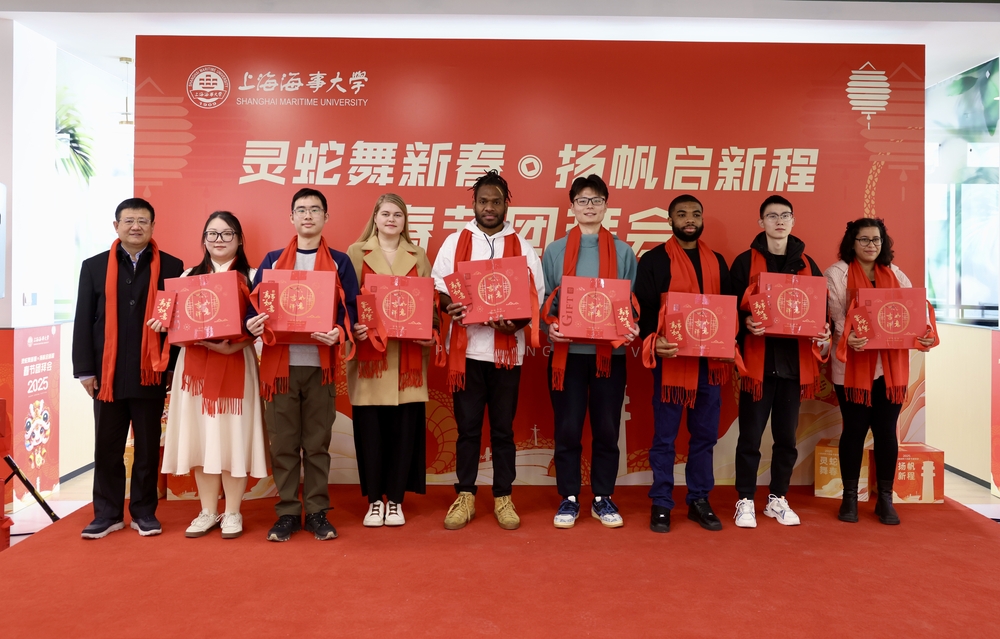 宋宝儒与参加团拜会的学生合影