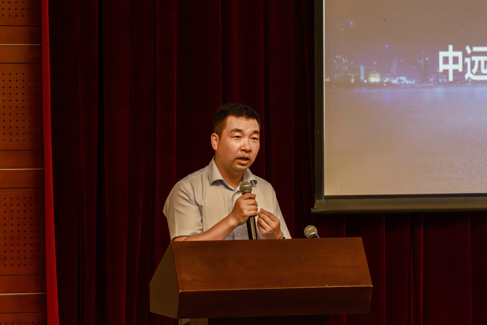 党委副书记、副校长李志鹏致辞