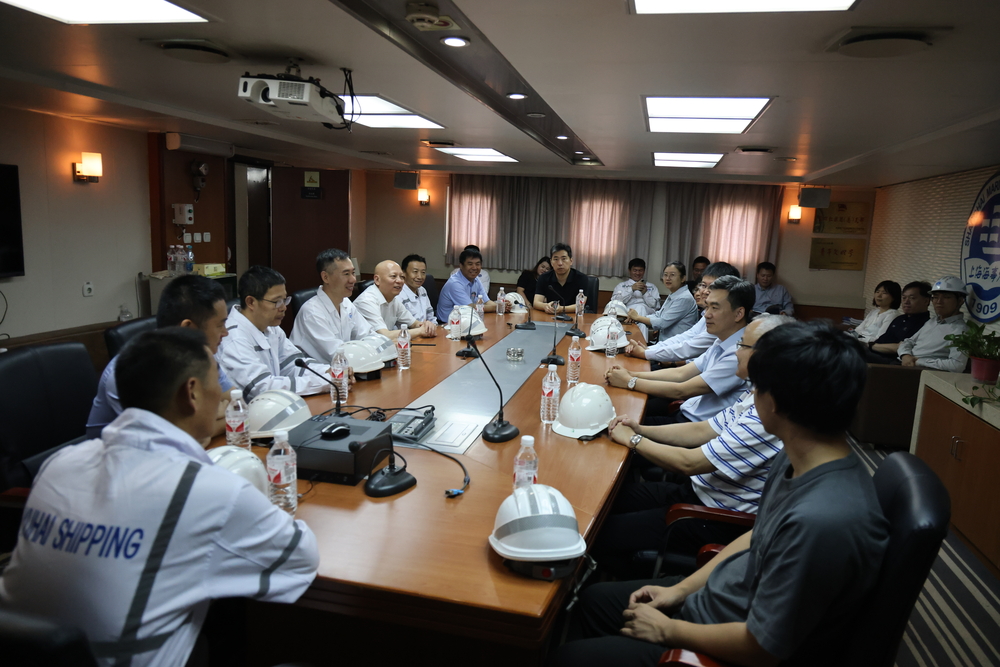 初北平与育明轮实习实训师生及船员进行座谈交流
