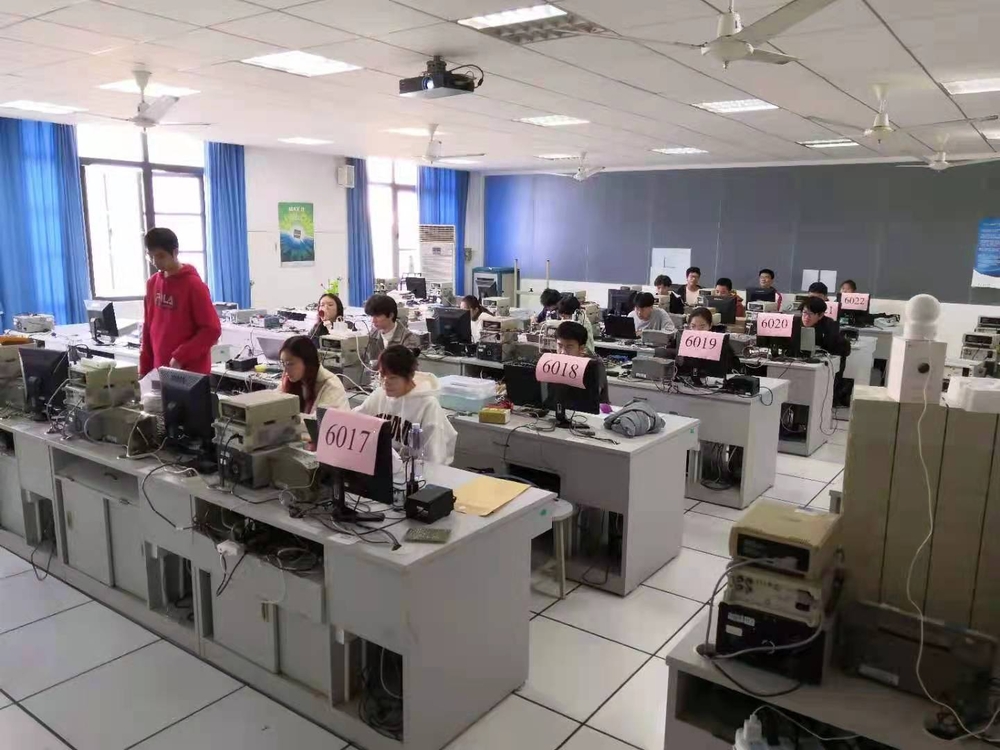 学生参加比赛