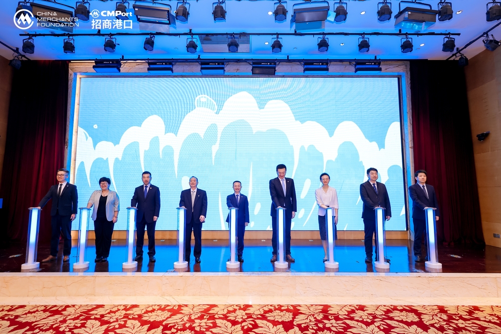 领导、嘉宾共同为本届C Blue优才计划启航班开启新航程