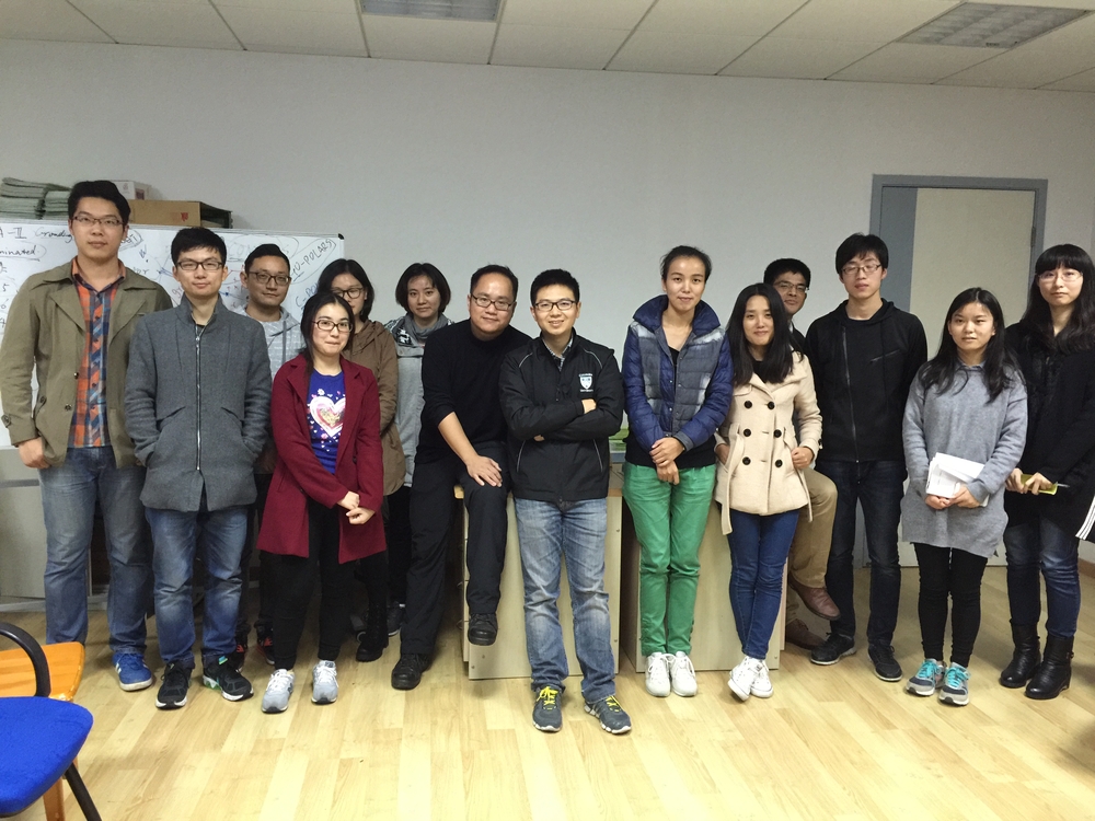 和学生们在一起