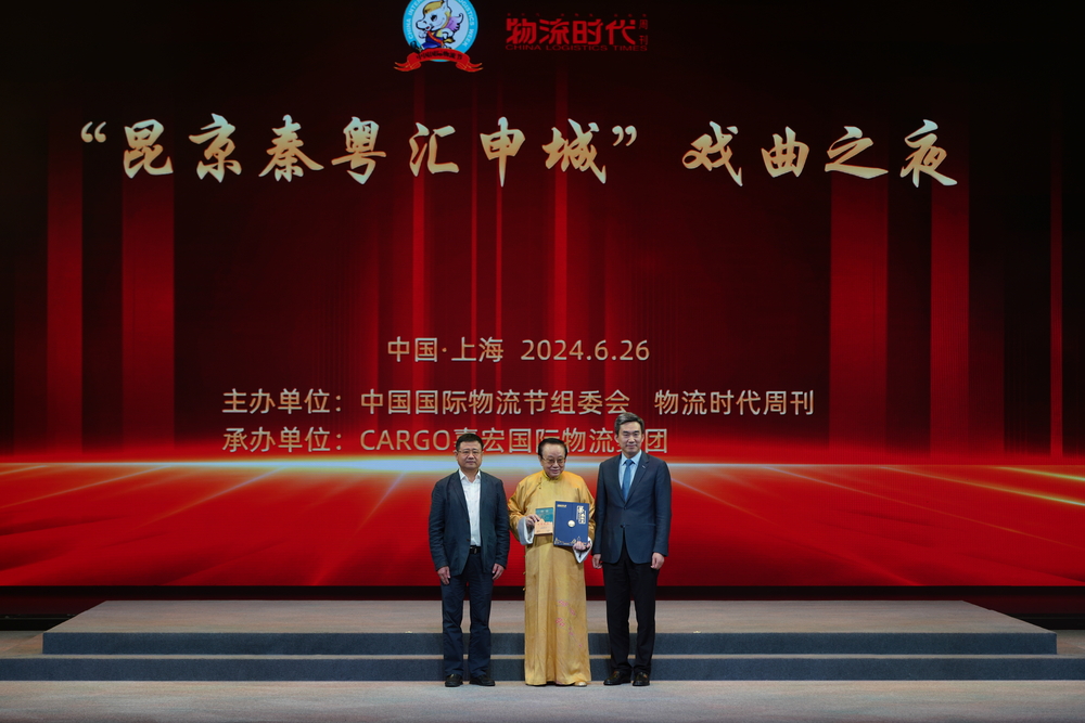 20240628043949723700.jpg 宋宝儒和初北平为刘石佑颁发荣誉校友证书