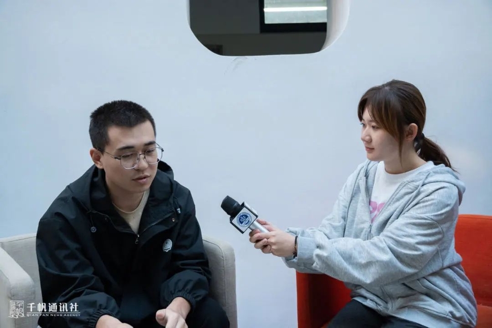 20231031010842118600.jpg 交通运输学院学生李傲宇接受校园记者采访