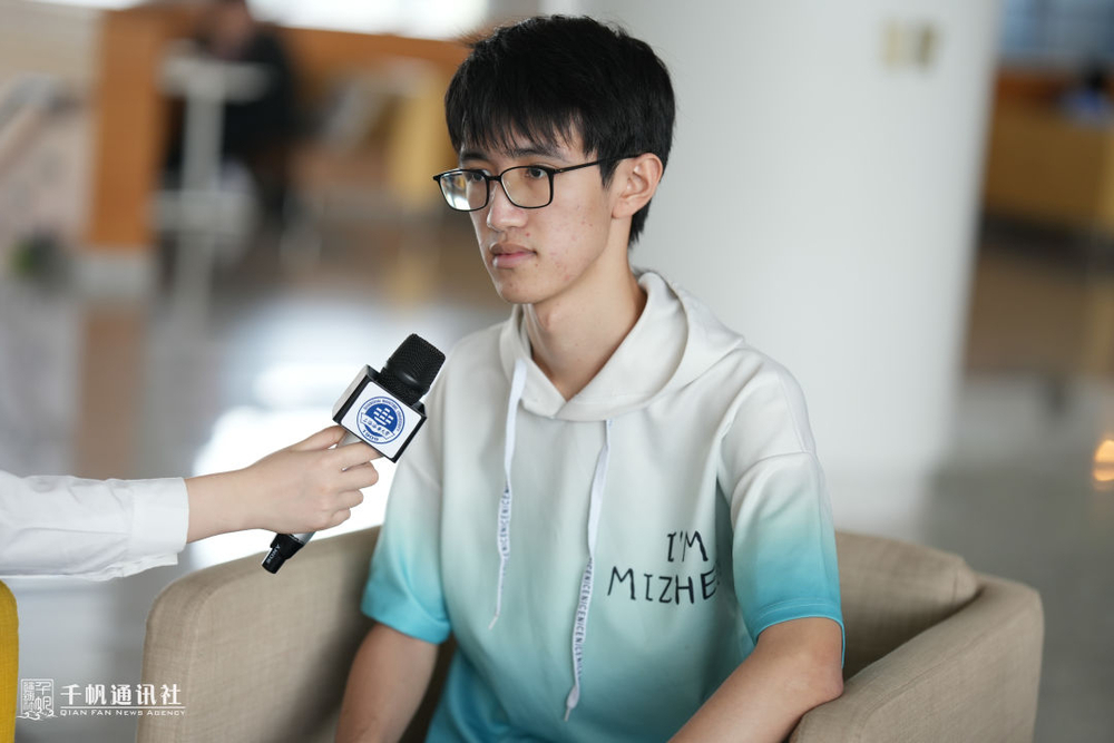 20231031010841930200.jpg 信息工程学院学生潘飞扬接受校园记者采访