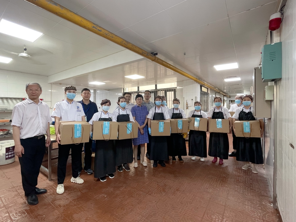 贺莉副书记慰问暑期坚守岗位的教职员工