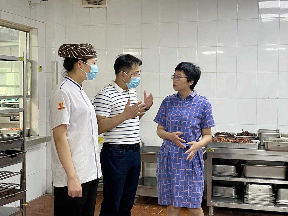 贺莉副书记慰问暑期坚守岗位的教职员工