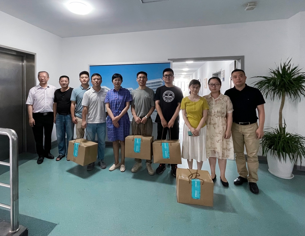 贺莉副书记慰问暑期坚守岗位的教职员工