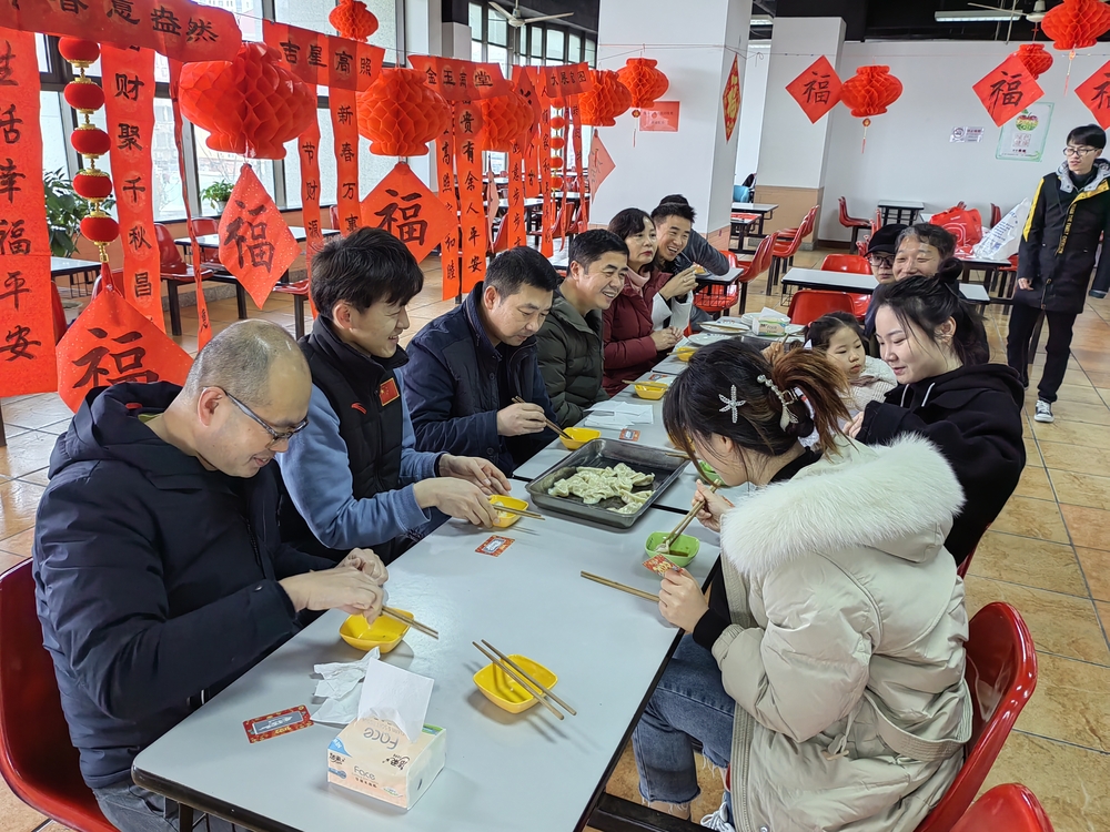 李志鹏与留校学生一起吃年夜饭