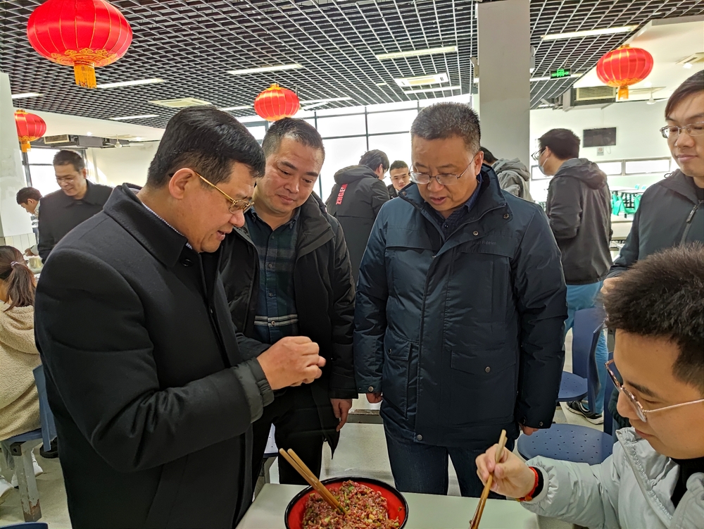 宋宝儒同留校学生一起包饺子