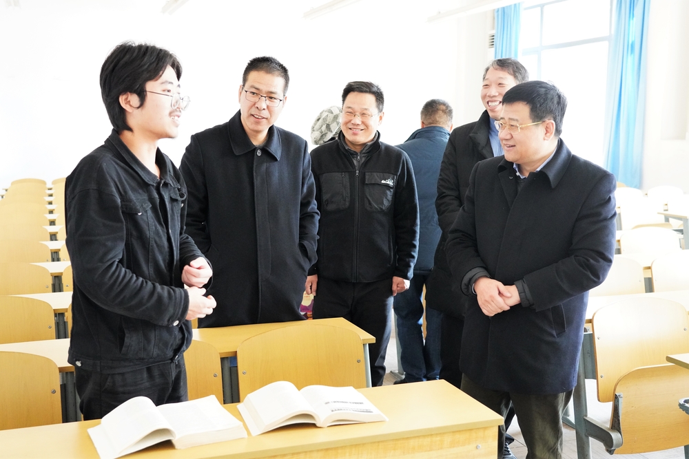 宋宝儒与自修学生亲切交谈