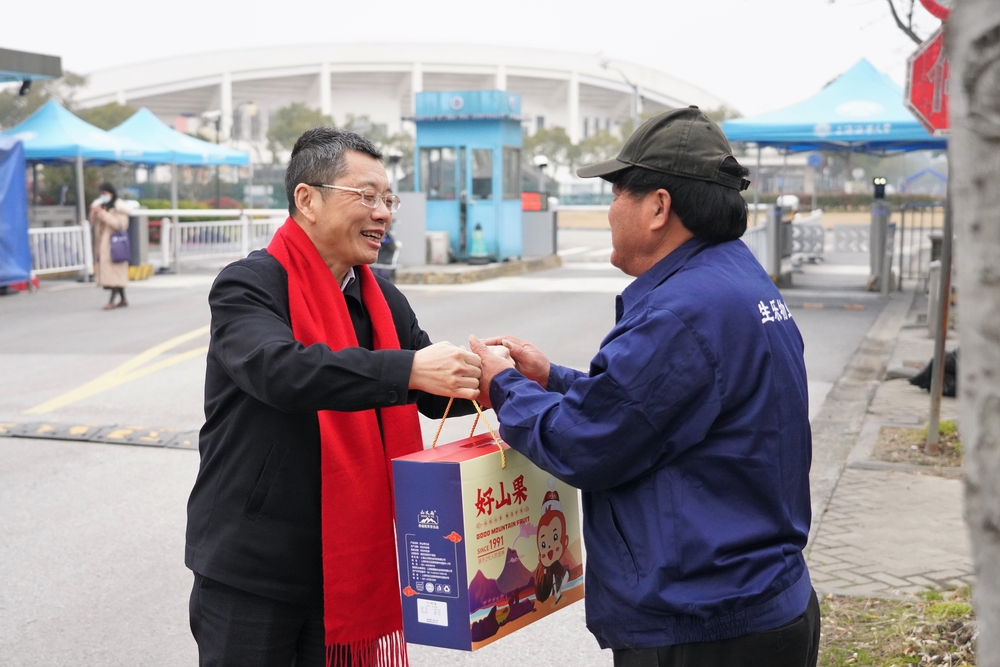 陆靖向环卫值班员致以春节慰问