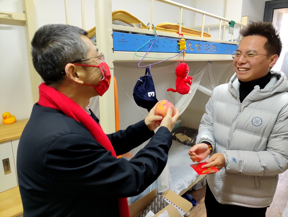 陆靖向留校学生致以春节慰问