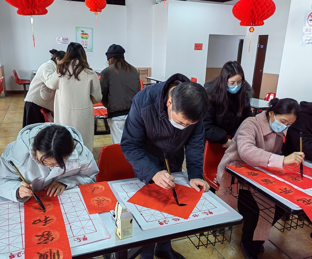 李志鹏与学生一起写春联福字