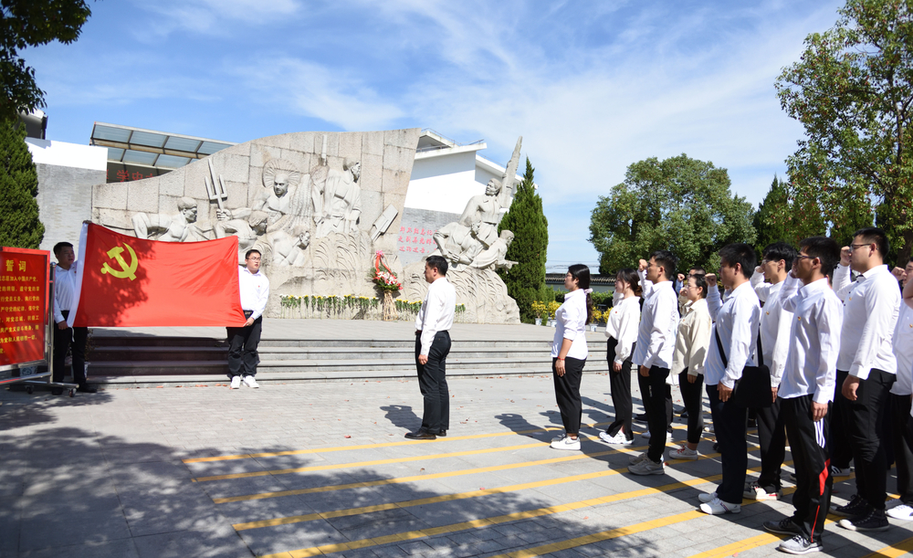 海洋科学与工程学院党委组织师生代表赴红色泥城主题馆开展预备党员入党宣誓活动