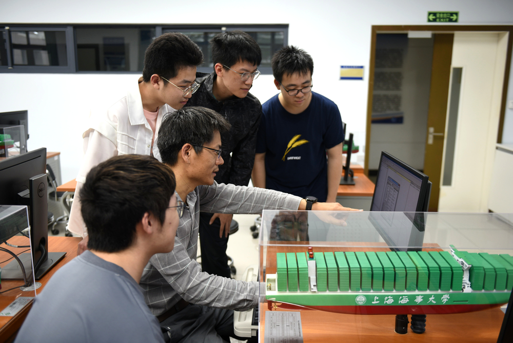 20240607082230354800.jpg 林鑫伟老师赛前指导学生