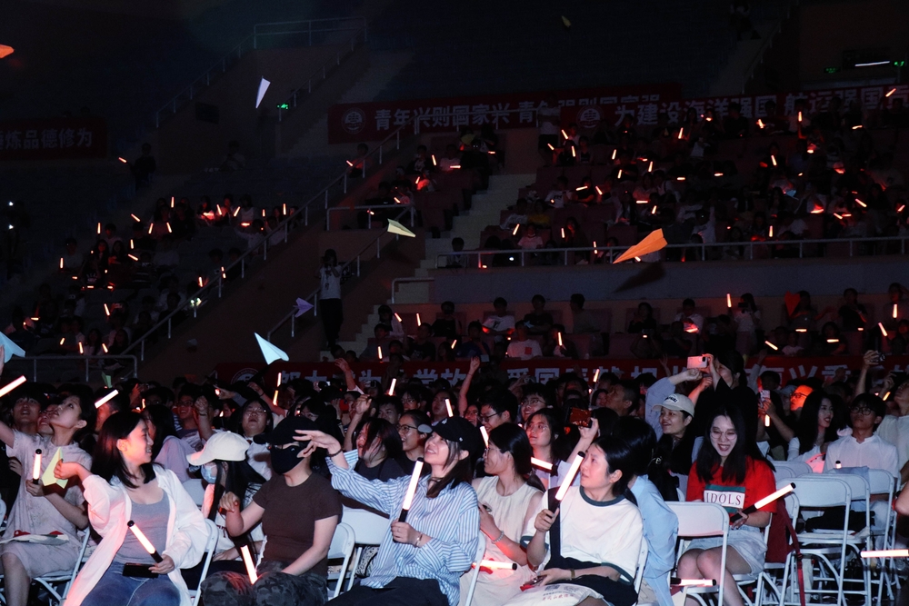 20240627004617741200.jpg 放飞纸飞机