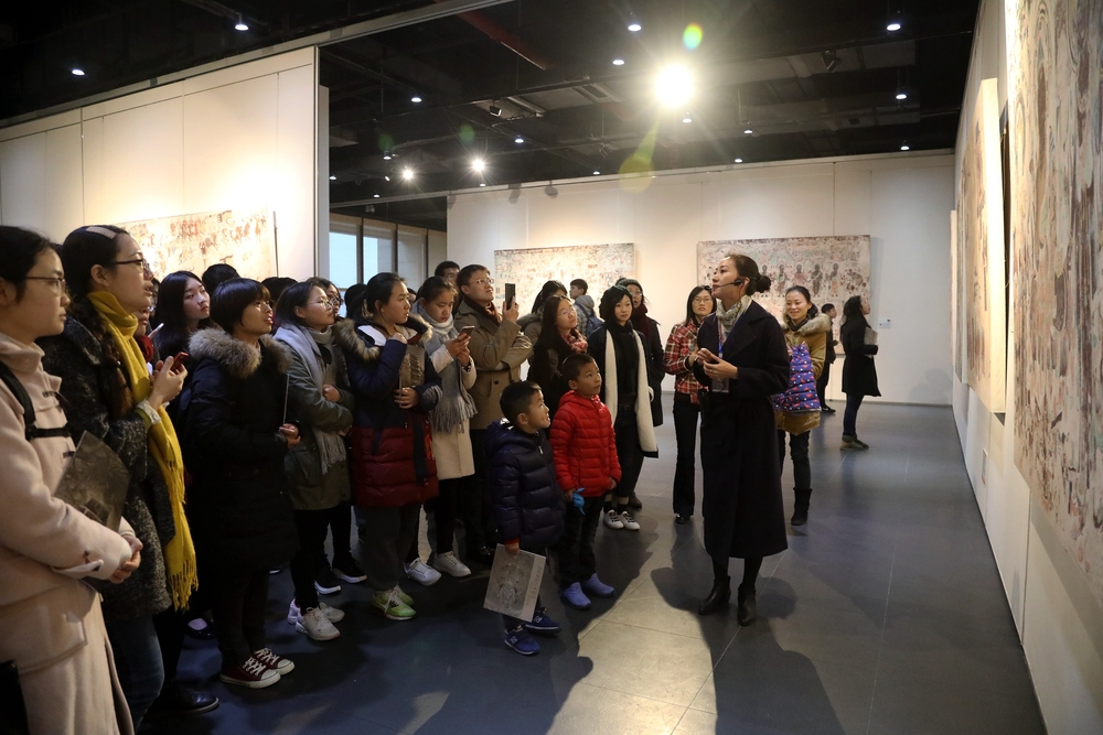 在敦煌研究院专业讲解员的带领下参观敦煌壁画精品