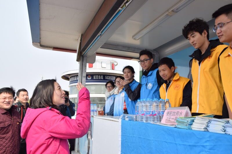 团市委徐未晚书记、王宇副书记、临港管委会党组陈杰书记慰问我校志愿者