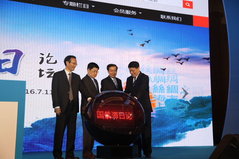 何建中、朱从玖、唐一军、黄有方共同开通中国航海学会新版官方网站