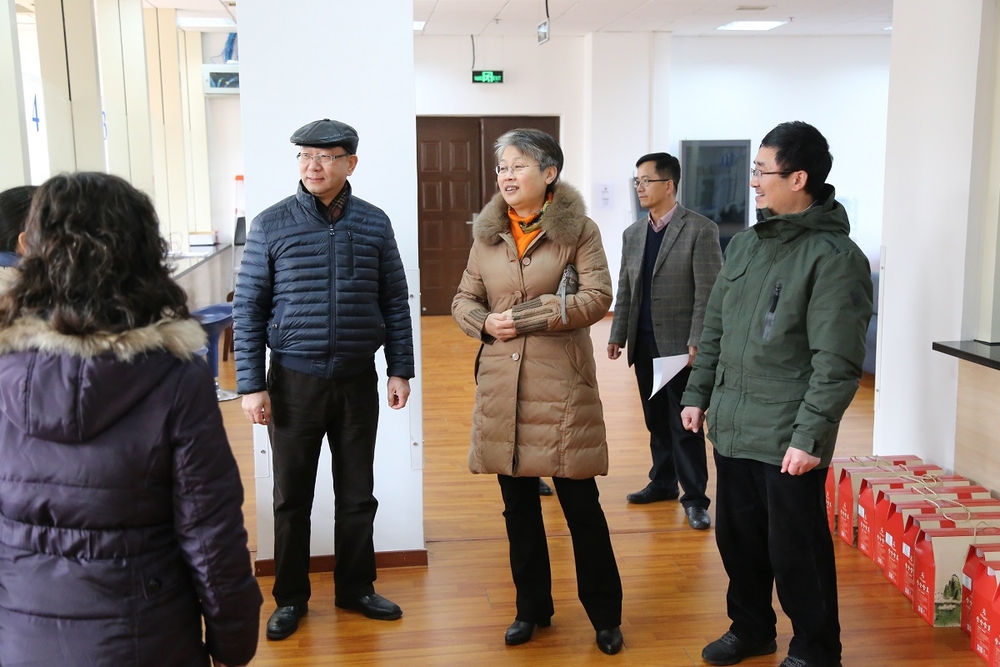 门妍萍副书记为机关职工送温暖