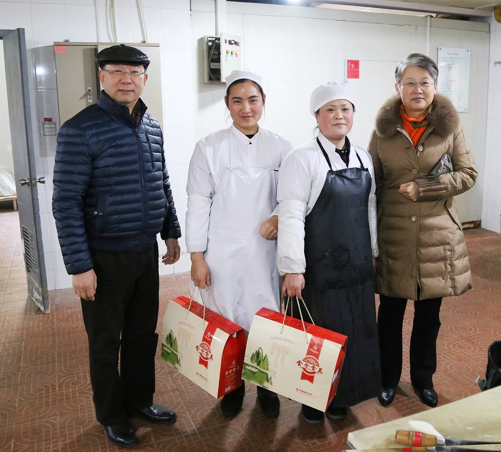 门妍萍副书记为后勤食堂职工送温暖