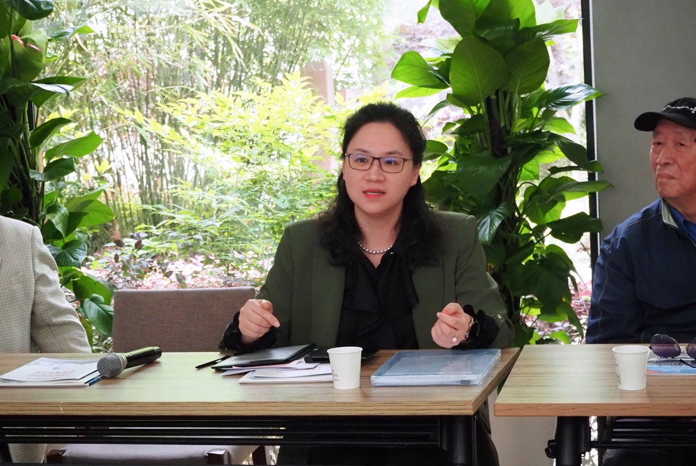 20230512132506757500.jpg 陈佳儿汇报学校和校友会发展近况