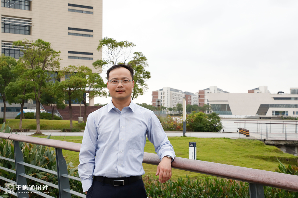 孙明老师在校园