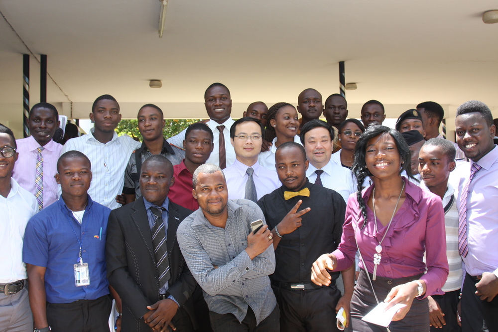 孙明老师和加纳学生们在一起