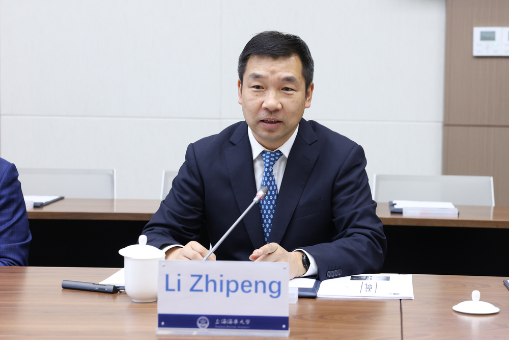 李志鹏介绍学校情况