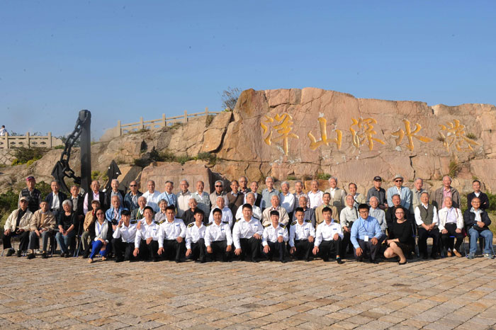 老校友与学生志愿者合影