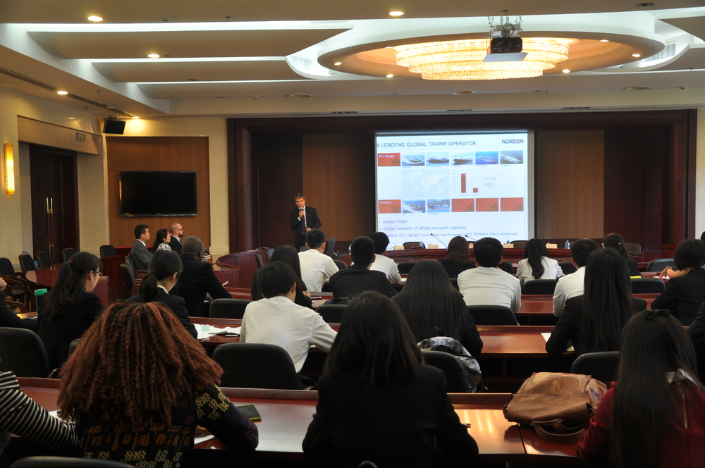 图1Jakob Bergholdt副总裁作演讲 Jakob Bergholdt副总裁作演讲