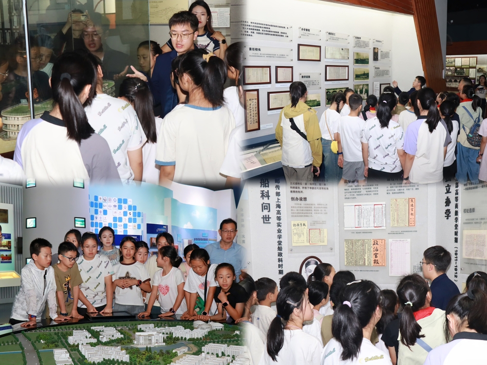 20240926010751480500.jpg 来访师生参观校史馆