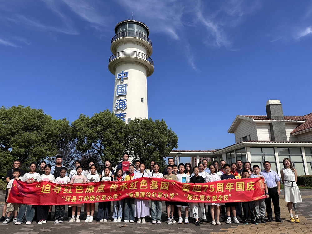 20240926010752096200.jpg 来访师生参观校园