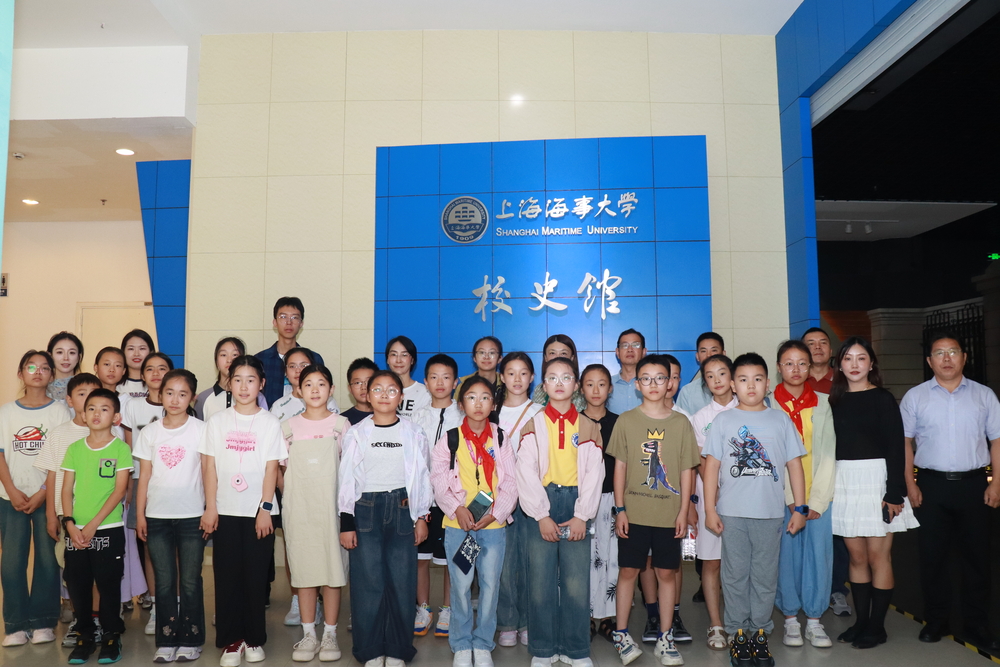 20240926010751898300.jpg 来访师生在校史馆合影