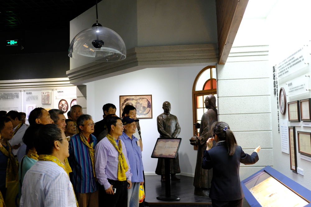 参观校史馆