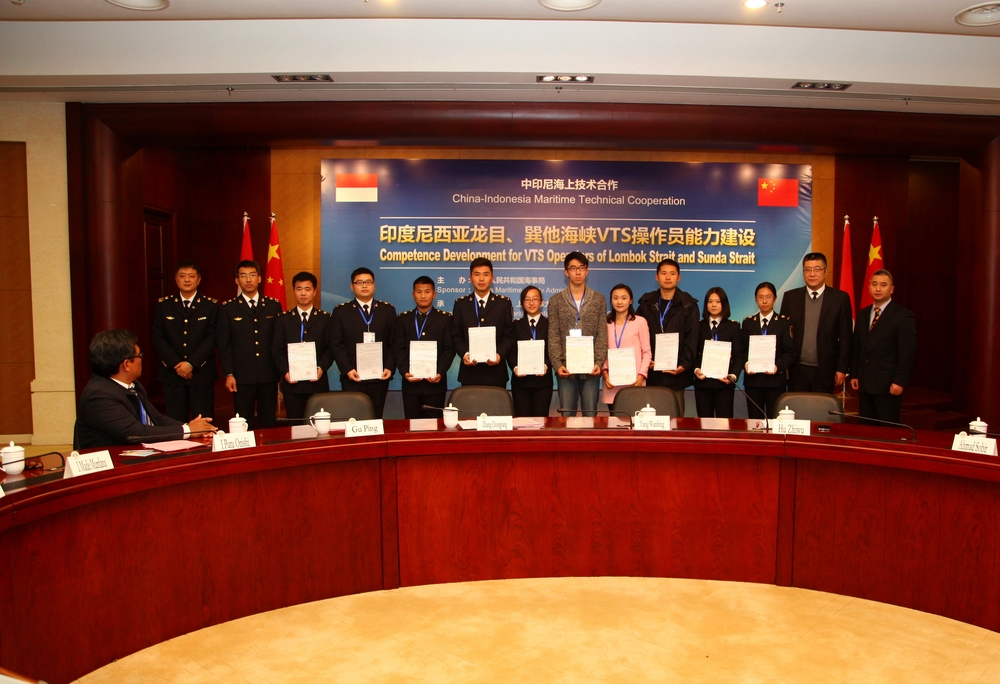 为志愿者代表颁发感谢状