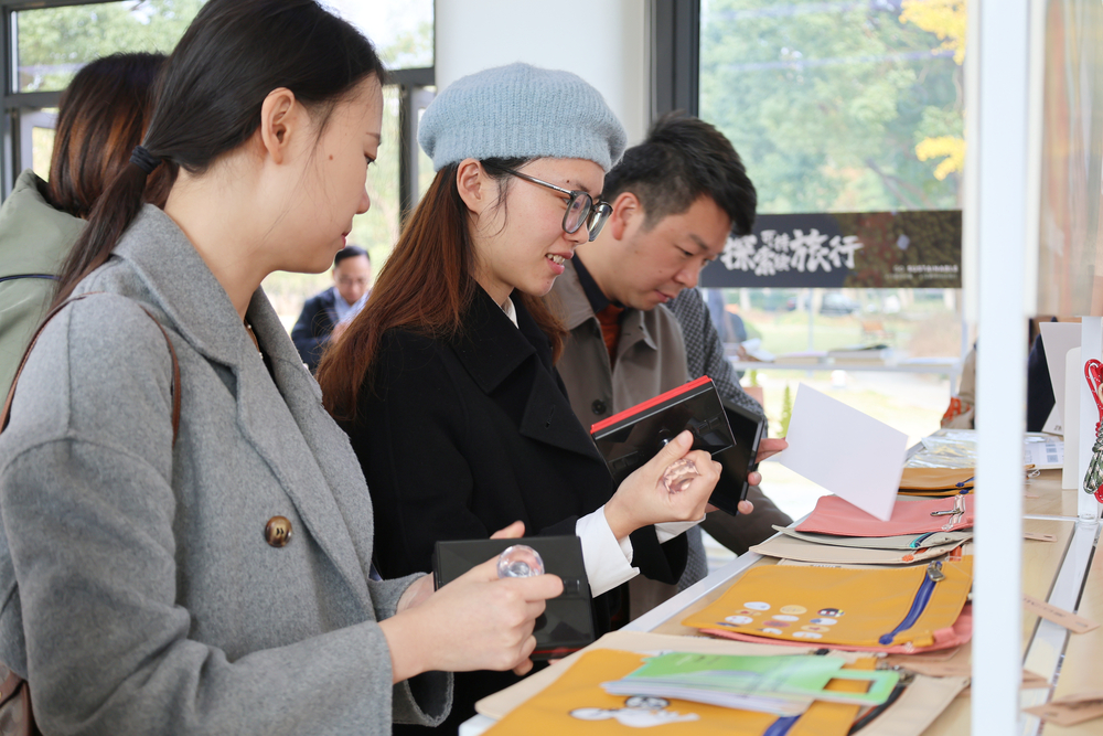 参观上海对外经贸大学“校园书房（文旅）”