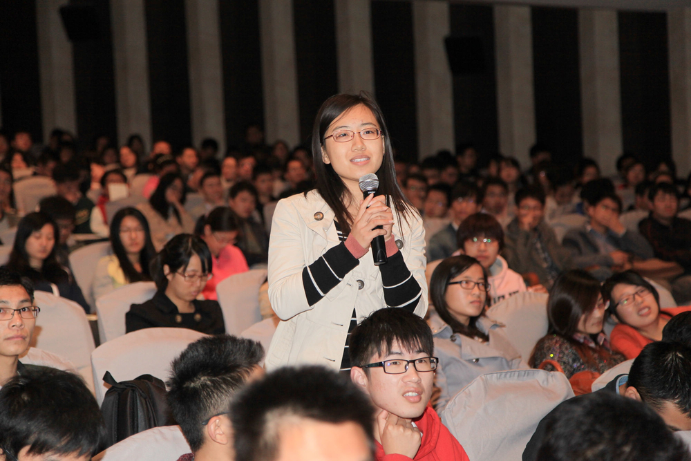 同学们与杨福家院士互动