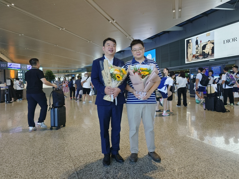 20240827151438569500.jpg 邵伟、胡文骅两位援疆教师机场合影