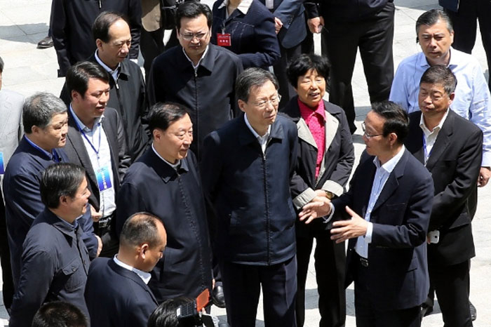 与江苏省省委书记罗志军、省长李学勇等领导交流