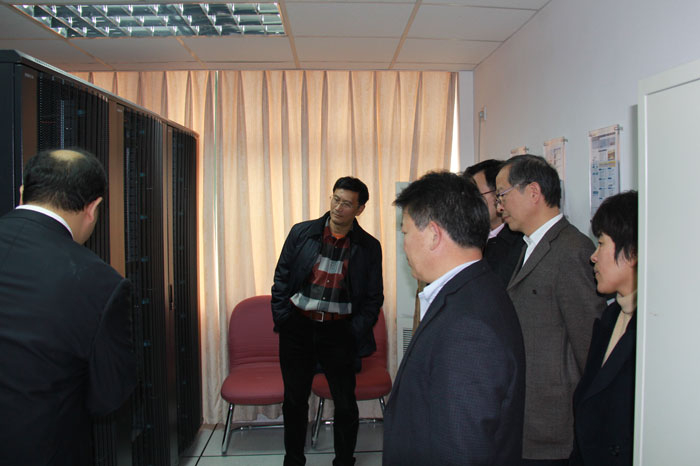 市教委对上海首批高校知识服务平台上海国际航运研究中心筹建工作进行验收 教委专家组视察中国航运数据库机房