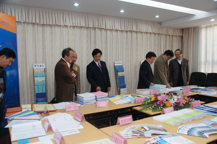 市教委对上海首批高校知识服务平台上海国际航运研究中心筹建工作进行验收 教委专家组参观上海国际航运研究中心知识服务平台成果展