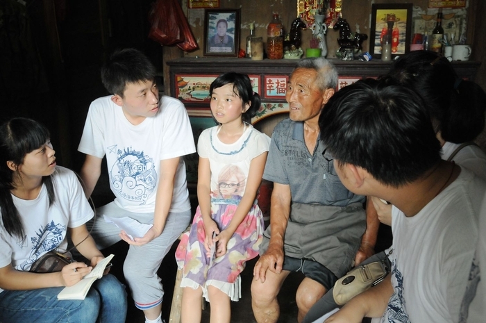 队员们在进行家访