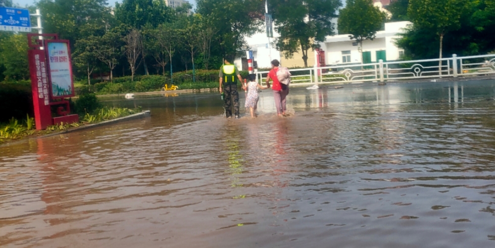 20210812085603135300.jpg 陈慧斌在抢险救援现场