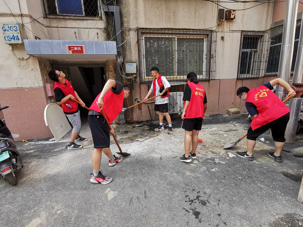 20210812085603436300.jpg 张静森在清扫社区