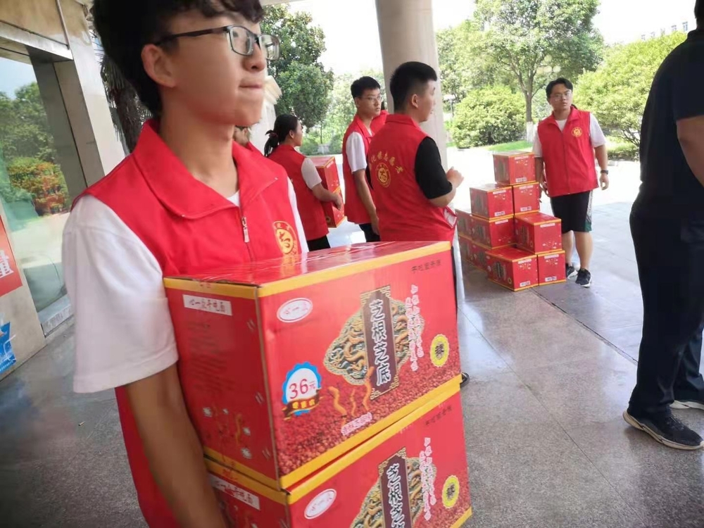 20210812085603556800.jpg 赵星轲在搬运救灾物资