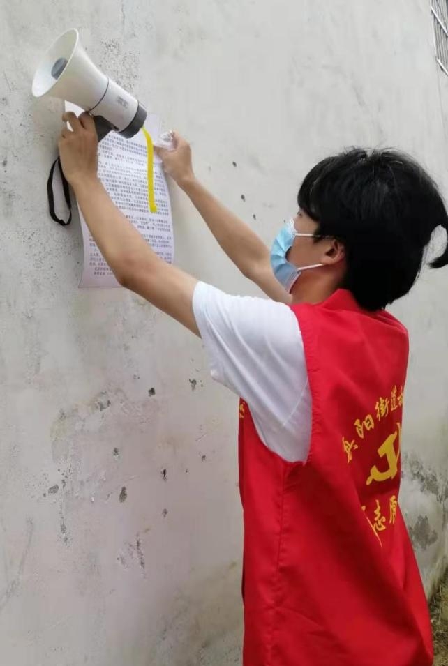 20210812085603758700.jpg 黄宇腾在社区张贴防疫公告