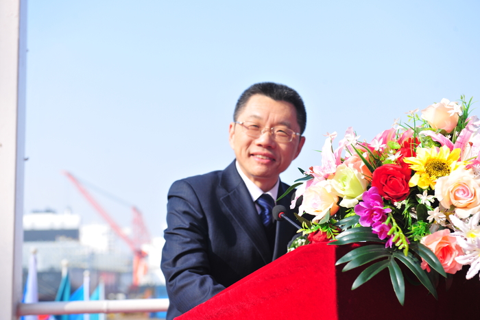 陆靖校长为新船命名