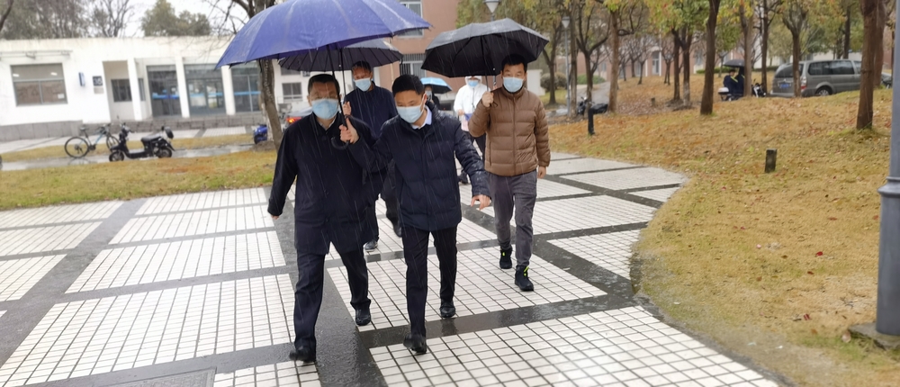校长陆靖，党委副书记、副校长李志鹏一行前往学生公寓